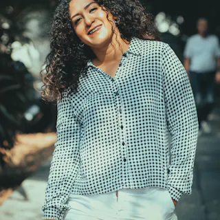 Ritratto realistico di donna per la testimonianza di Elena